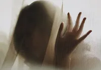 Mãe é condenada por homotransfobia e racismo contra a própria filha imagem