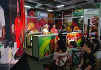 Mãe e filha conquistam criançada com oficina de pirulitos de chocolate