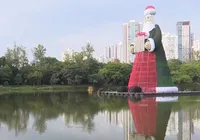 Maior Papai Noel do mundo pesa 15 toneladas e é brasileiro
