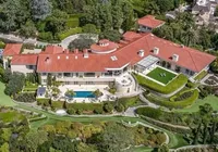 Mansão de R$ 815 milhões vai à venda com cinema, lago e 20 banheiros