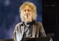 Morre Perry Bamonte, do The Cure, aos 65 anos imagem
