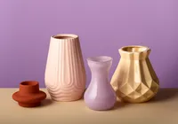 Mulher compra vaso em brechó e vende por quase R$ 1 milhão imagem