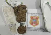 Mulheres tentam entrar em presídio com droga escondida na sandália