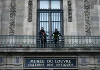 Museu do Louvre instala grades de segurança em local do roubo de joias