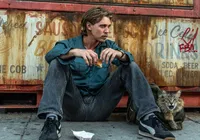 O filme de ação viciante da HBO Max que é mais divertido do que parece imagem