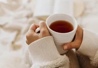 O melhor chá para desinchar a barriga após exageros na ceia de Natal