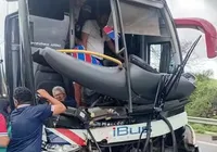 Ônibus com torcida do Fortaleza colide com carreta em rodovia da Bahia