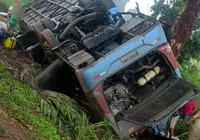 Ônibus de excursão de Salvador a Minas Gerais capota e deixa mortos imagem