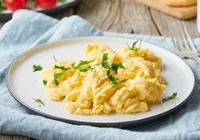 Ovos mexidos de hotel: aprenda o truque simples e infalível