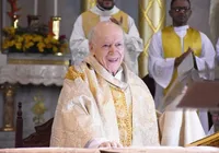 Padre de 103 anos morre após concluir Ave-Maria e comove fiéis