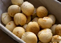 Pão de queijo de frigideira: receita rápida fica pronta em 5 minutos