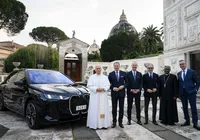 Papa Leão XIV ganha novo SUV elétrico da BMW de R$ 720 mil