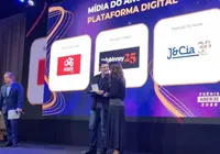 Parceiro do Grupo A Tarde, Poder360 é homenageado no Prêmio Aberje imagem