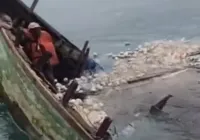 Pescadores ficam 20h à deriva após naufrágio na Bahia