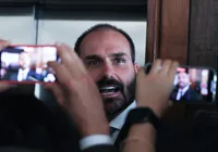 Polícia Federal dá ultimato a Eduardo Bolsonaro após mandato cassado imagem