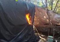 Polícia desmonta acampamento de facção e apreende armas na Bahia