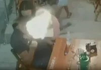 Policial embriagado é preso após disparar arma em bar imagem