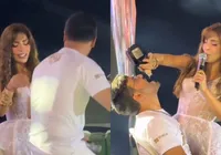 Prefeito de Ilhéus vira garrafa de whisky em cima de palco; veja imagem
