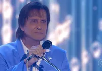 Roberto Carlos interrompe show e tem atitude inesperada com fotógrafos imagem