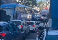 Ruas de Itacaré travam e motoristas enfrentam longos congestionamentos