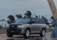 SUV de luxo da BYD resiste à queda de palmeira gigante; veja vídeo imagem