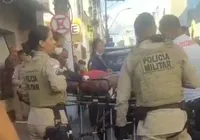 Seguranças de banco ficam feridos após homem tentar tomar arma