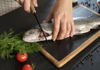 Sem bagunça: descubra o truque que limpa peixe em segundos