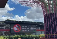 Shopping de destino turístico brasileiro proíbe clientes de mascar chiclete