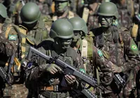 Soldado é condenado por usar pênis para acordar colega durante serviço