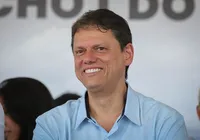 Tarcísio desafia Havaianas: "Aqui em SP é com o pé direito"