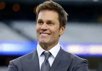 Tom Brady, ex de Gisele Bundchen, é visto com mulher 23 anos mais nova imagem