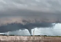 Tornado em formato de funil é registrado após tempestade severa imagem
