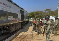 Trem interoceânico descarrila, deixa 13 mortos e 98 feridos imagem