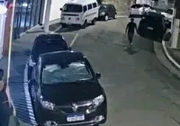VÍDEO: Mulher é esfaqueada e morta por ex-namorado no meio da rua
