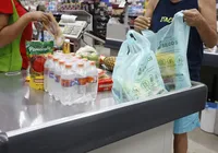 Vai pagar pela sacola? Rede de supermercados de Salvador muda regra