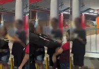 Vídeo: PM é flagrado agredindo idosa com coronhada de fuzil imagem