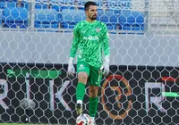 Vídeo: juiz ignora briga e ex-Bahia sofre gol bizarro em liga europeia imagem