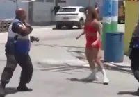 Vídeo: mulher briga com dois PMs e é detida imagem