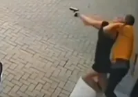 Vídeo: mulher reage a assalto à mão armada e troca tiros com bandidos