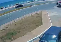 Vídeo: salva-vidas é atingida por carro enquanto pilotava moto na orla imagem