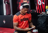 Vitória encaminha renovação com lateral-esquerdo para 2026 imagem