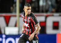Vitória entra em "queda de braço" com o Coritiba por Erick; entenda imagem