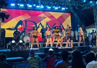 A Dama leva o pagodão baiano ao Mato Grosso para multidão no Carnaval