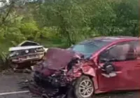 Acidente entre dois carros deixa três mortos em rodovia na Bahia