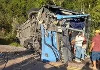 Acidente entre ônibus e caminhão deixa dois mortos e 22 feridos na Bahia