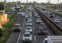 Acidente na BR-324 deixa motorista gravemente ferido e preso às ferragens