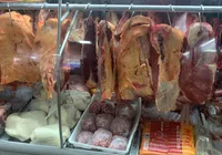 Açougue é fechado por vender carne podre e misturada com ração animal imagem
