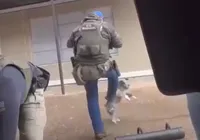 Agressão? Agente federal chuta cachorro durante abordagem policial imagem