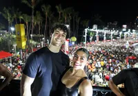 Ao lado da noiva, filho de Xanddy celebra volta ao pré-carnaval