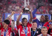 Aos 40 anos, ex-Bahia marca em final e ergue mais uma taça na Colômbia imagem